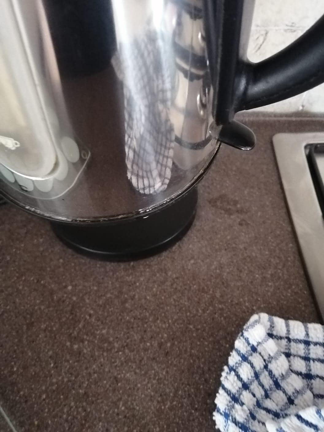 Leaking kettle from base 