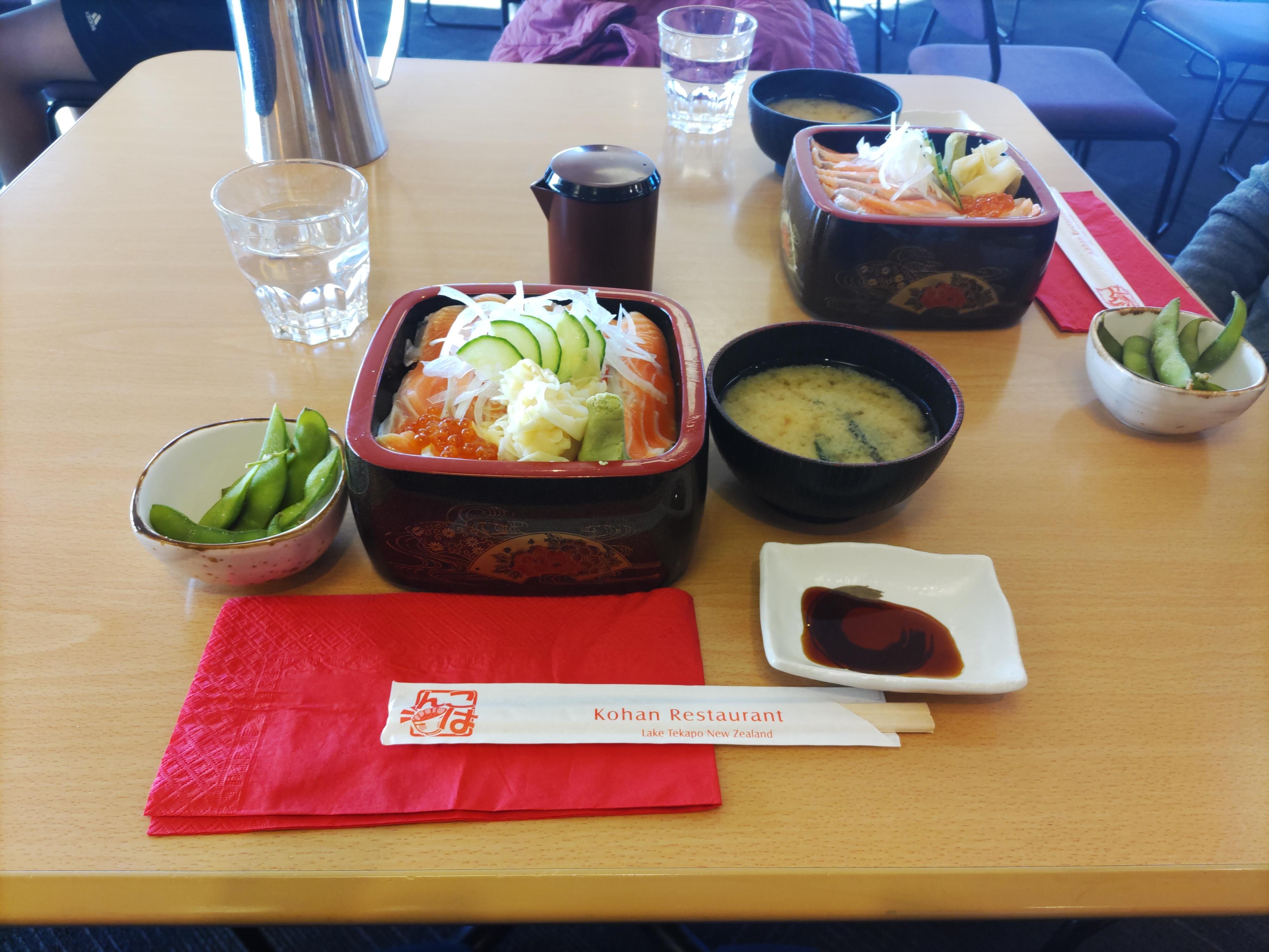 こはん亭のサーモン丼。日本人シェフだとか。脂がのっていて、久々の和食はとても美味！