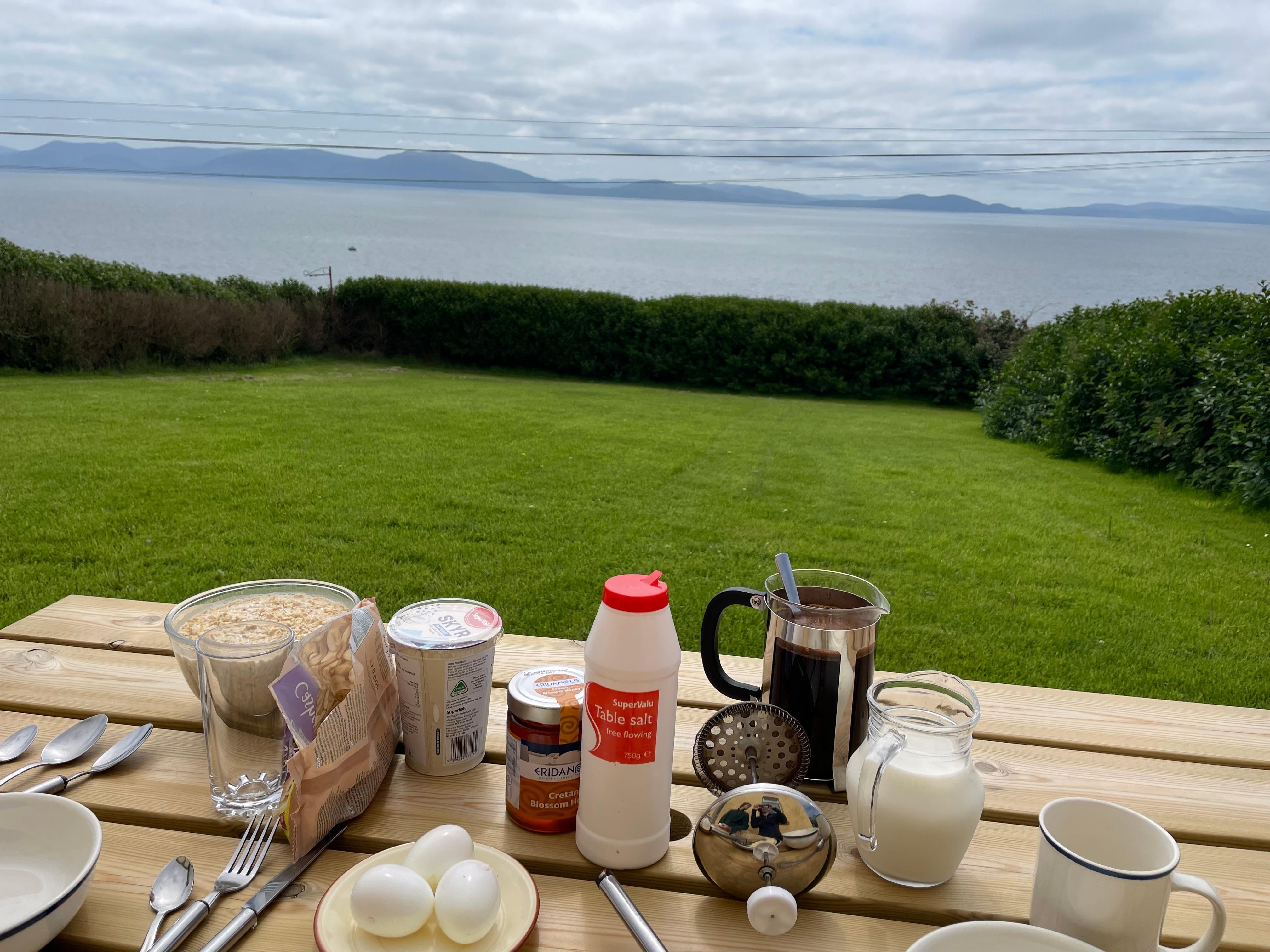 Frühstück mit Blick auf den Atlantik 