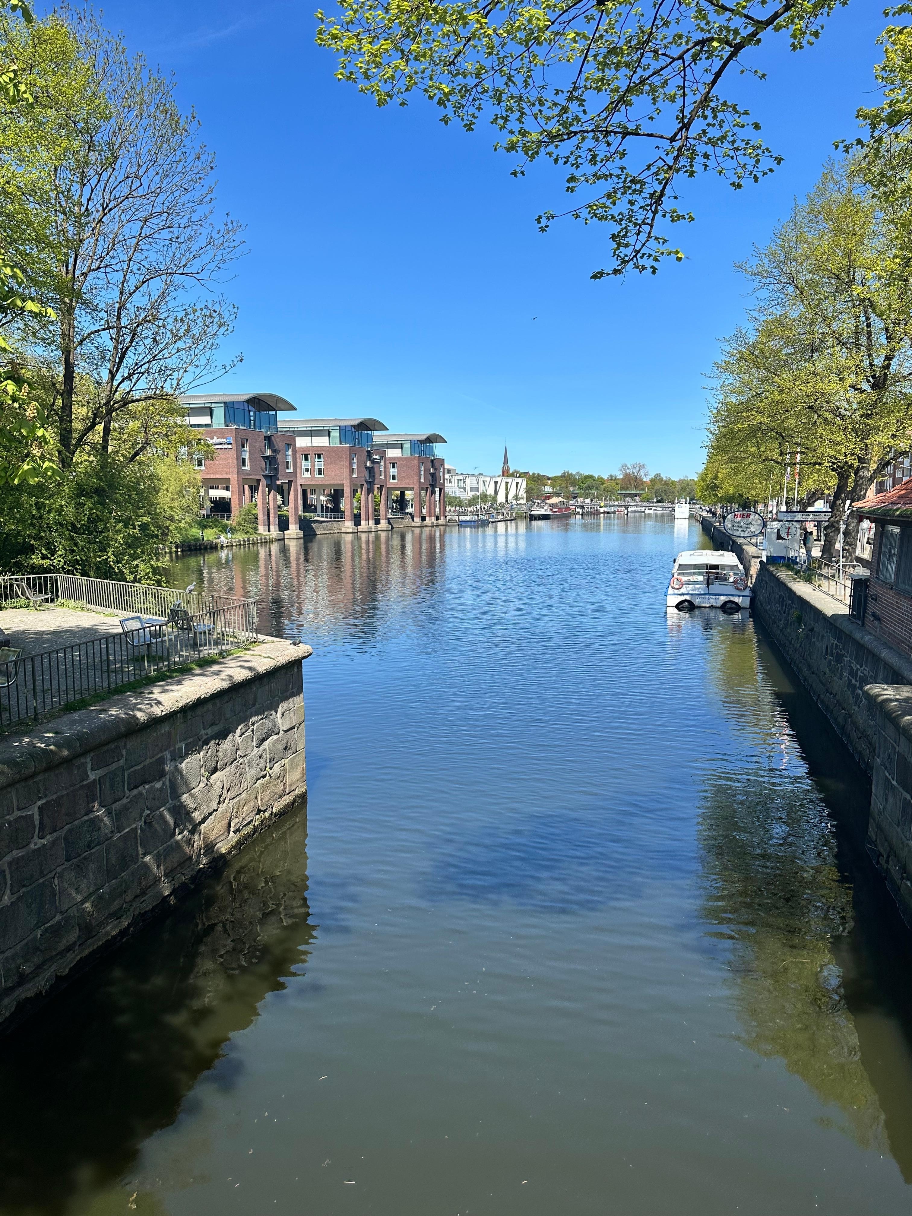 Blick auf das Hotel links direkt am Fluss und mit Sicht auf Lübeck.