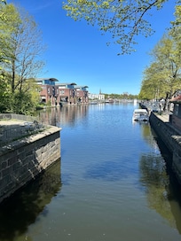 Blick auf das Hotel links direkt am Fluss und mit Sicht auf Lübeck.