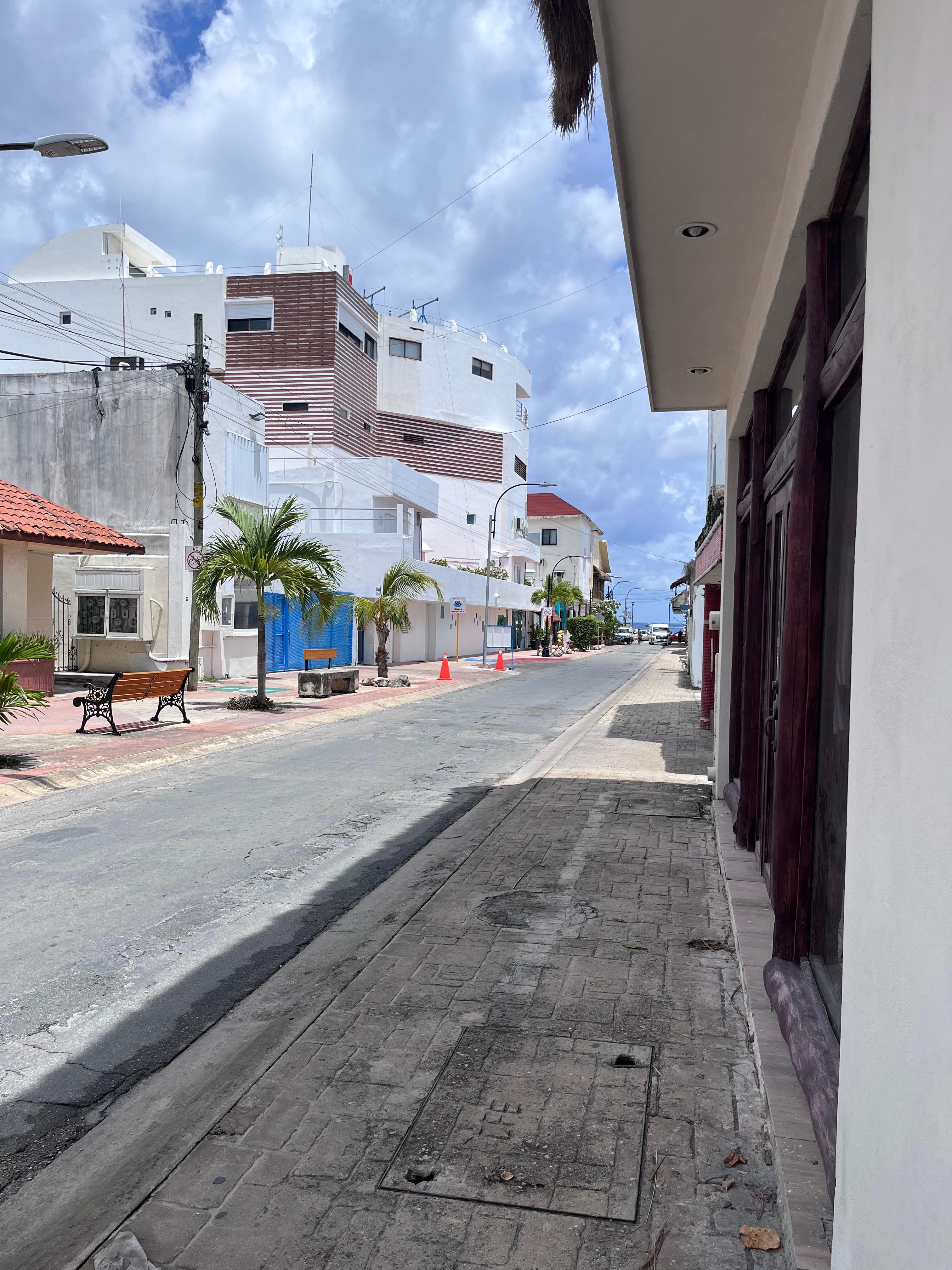 Esperando porque no estaba abierto el lugar