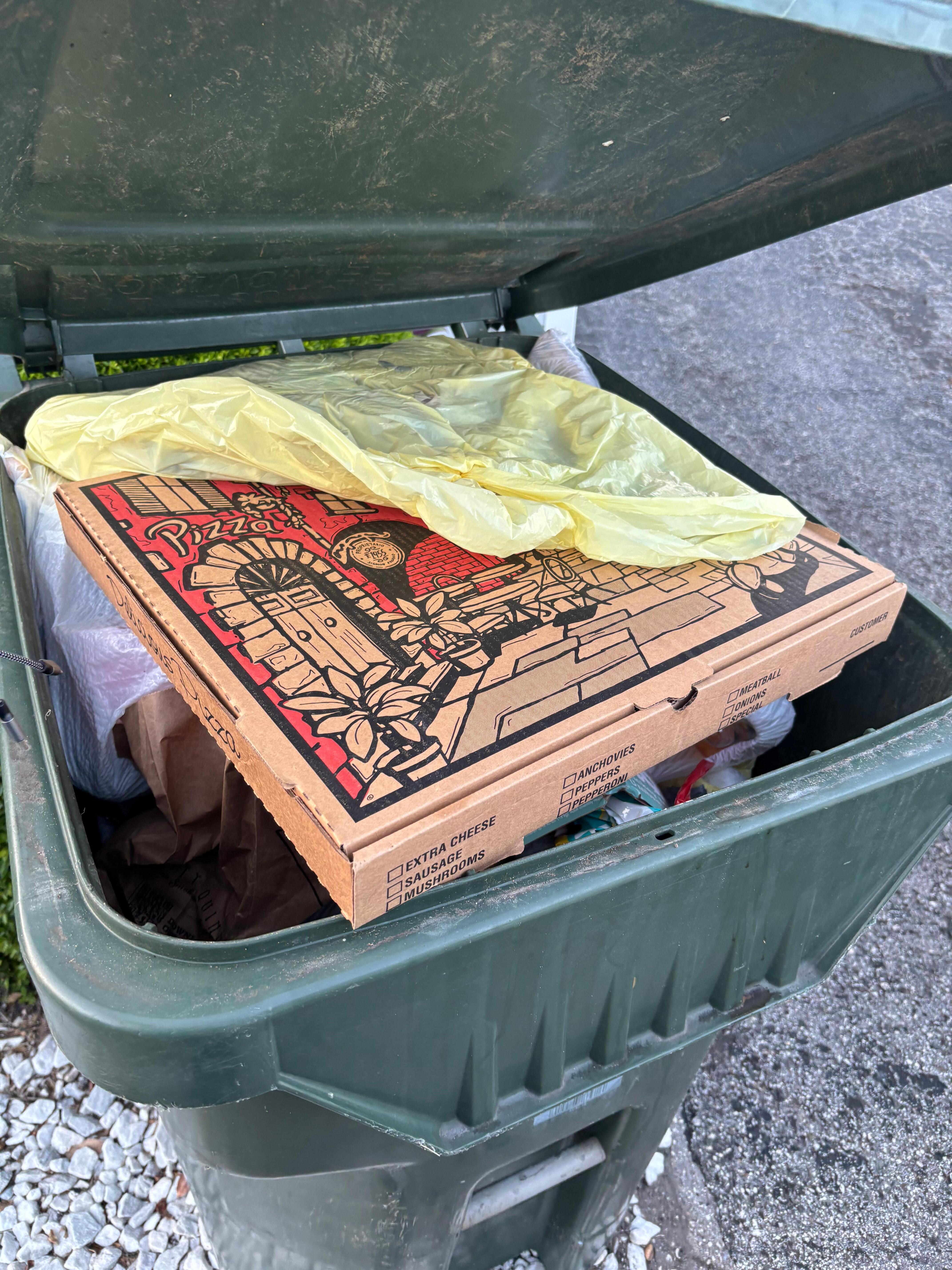 Full trash at arrival. 