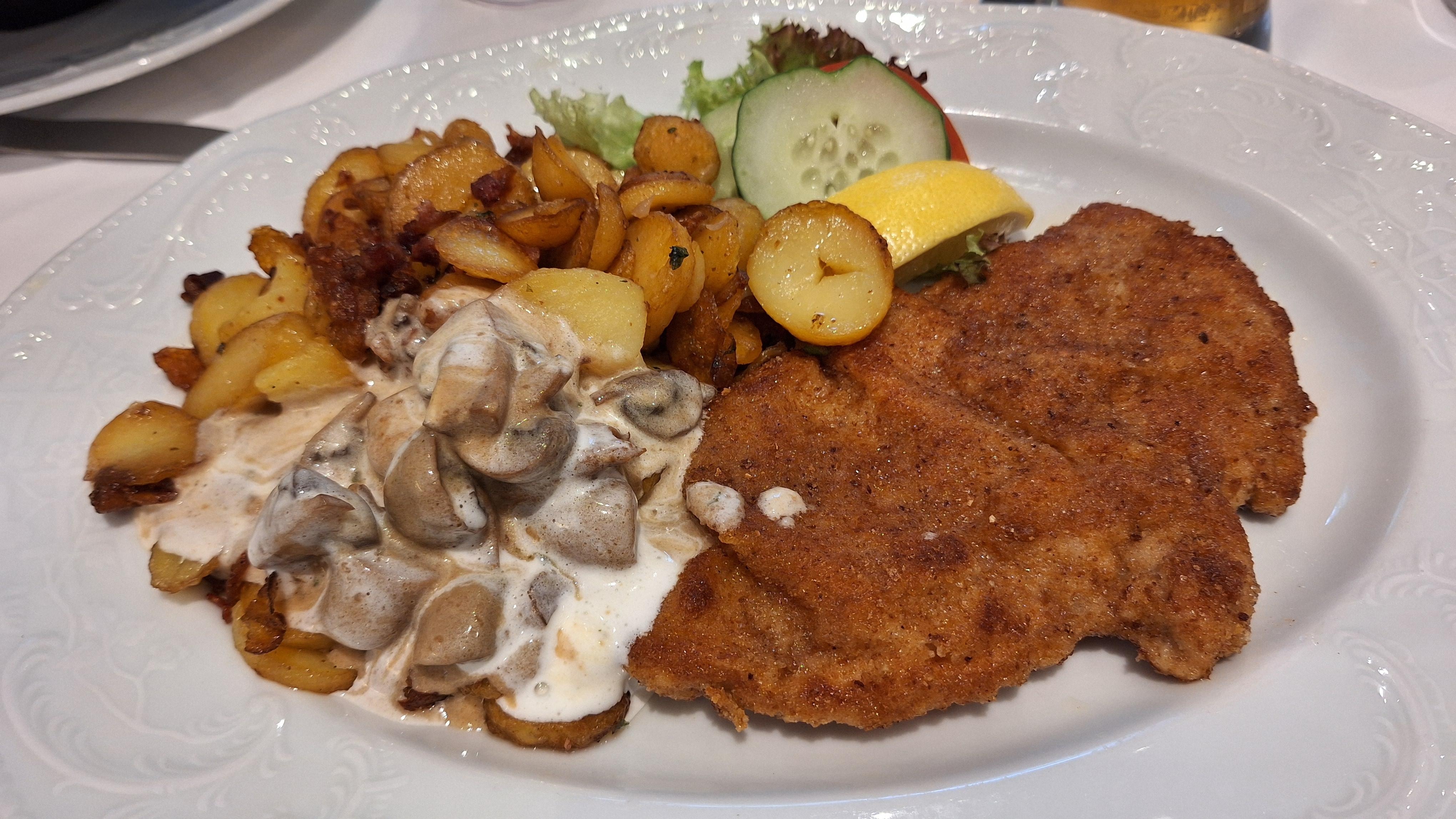 Lækker Rahmschnitzel i restauranten 