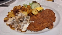 Lækker Rahmschnitzel i restauranten