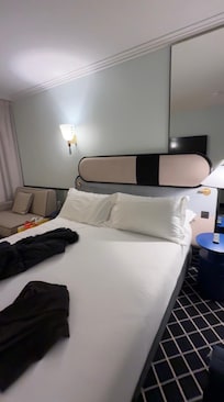 Cama enorme, roupa de cama ótima, confortavel