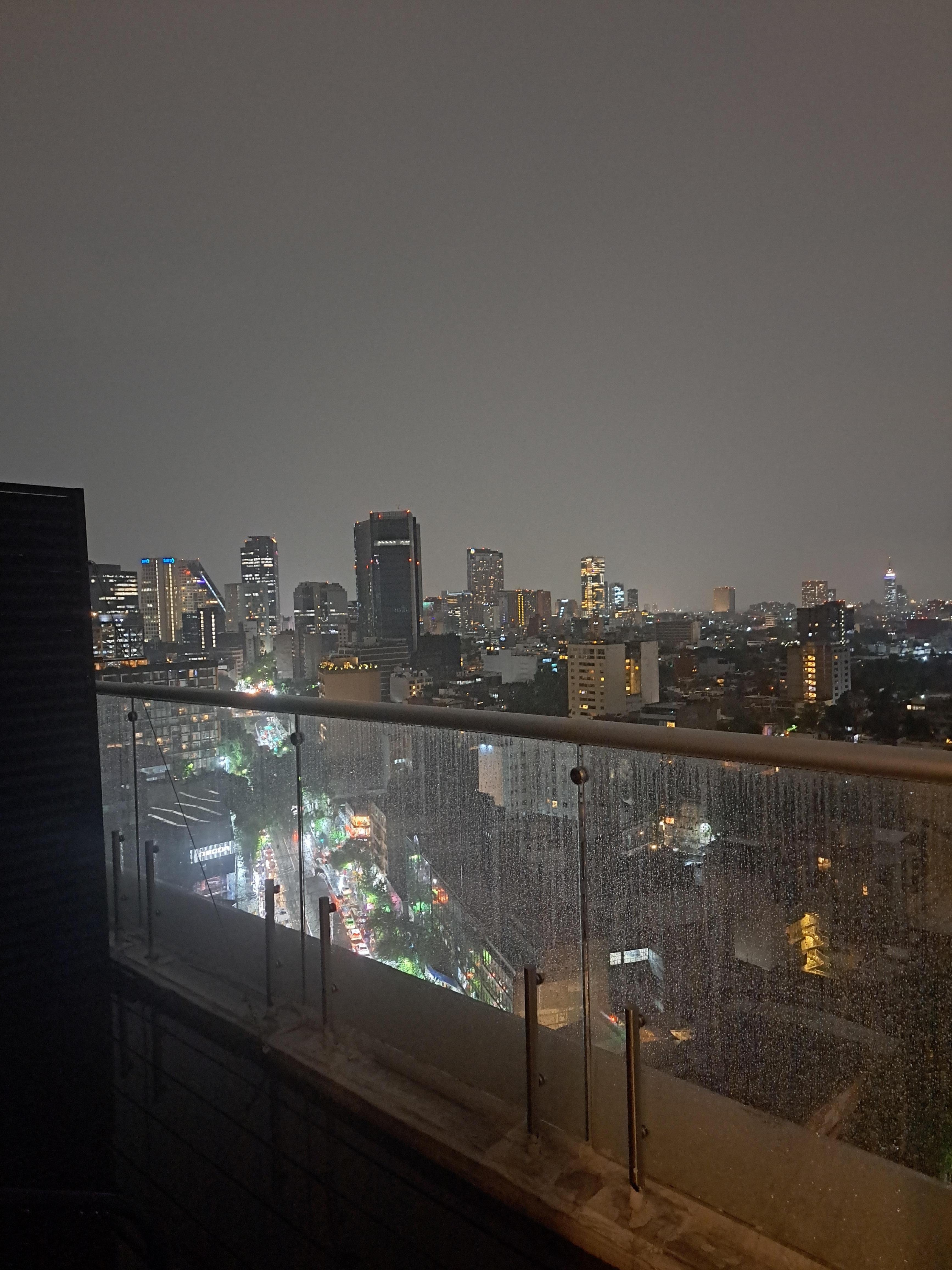 Top floor 14th
Beautiful modern apartment.
