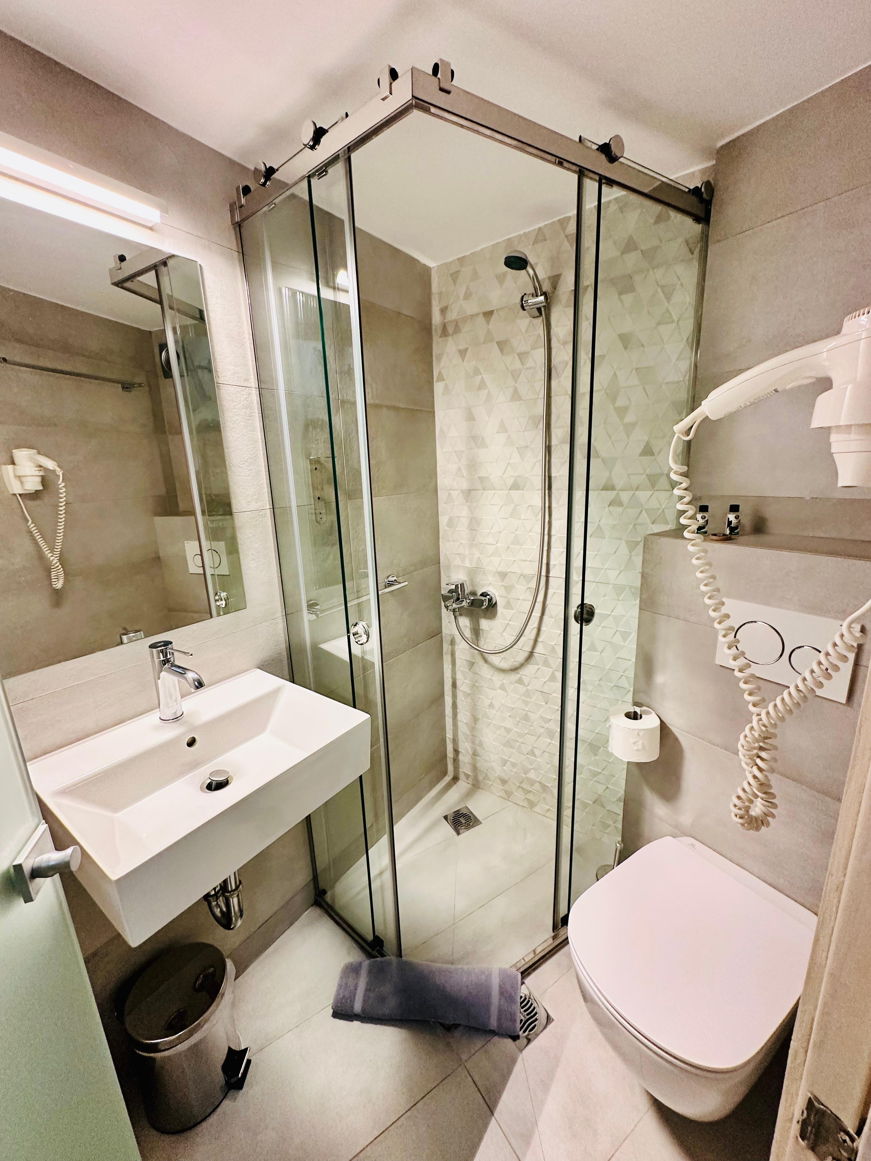 Nice modern bathroom 