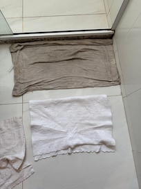 O tapete do hotel e o que eu comprei pra não usar esse encardido