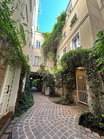 área comum de acesso aos prédios