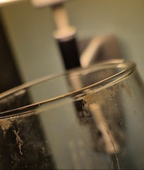 Skulle skjenke meg et glass vin i dette glasset, som stod pÄ bordet klart til bruk. Ble uvel.