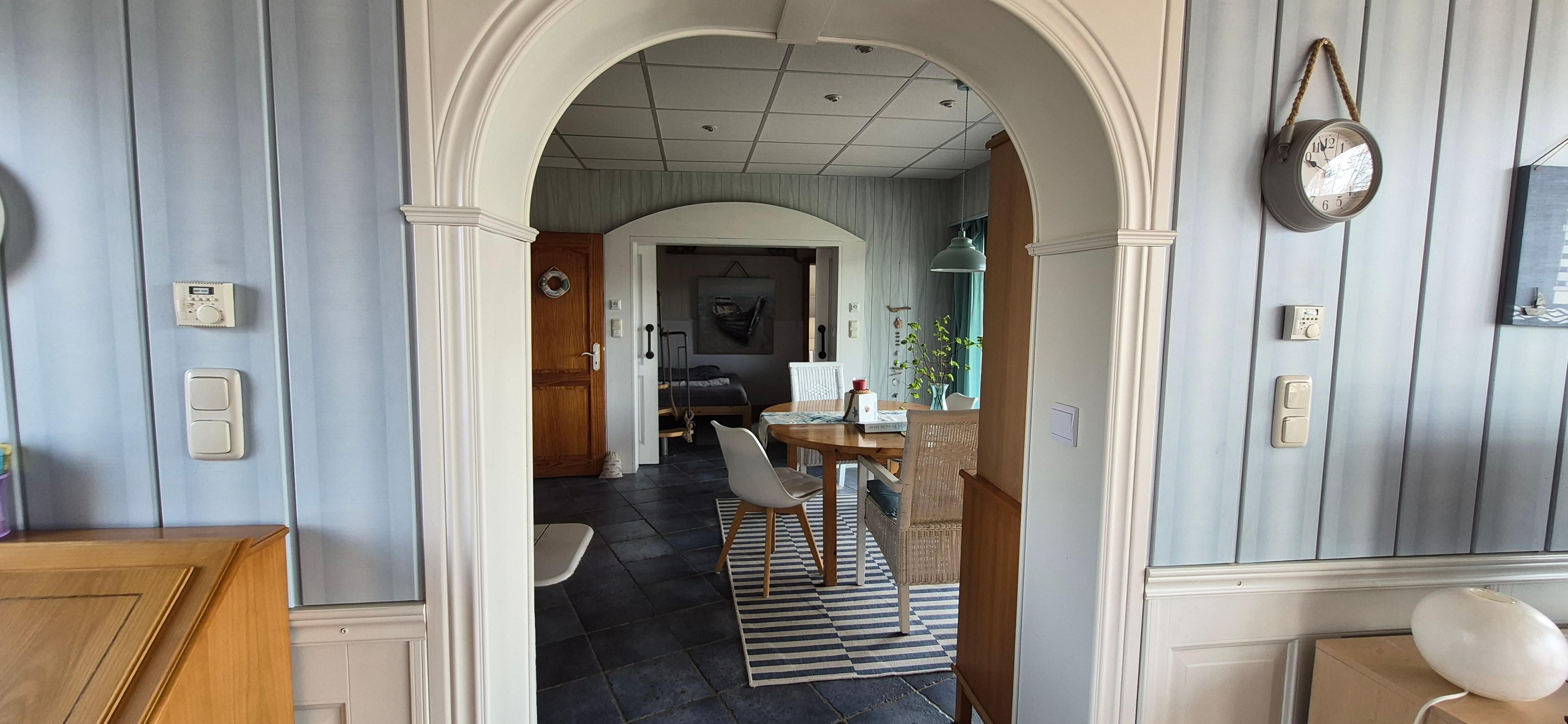 Wohnzimmer mit großem Essbereich+ Zugang zum Garten 