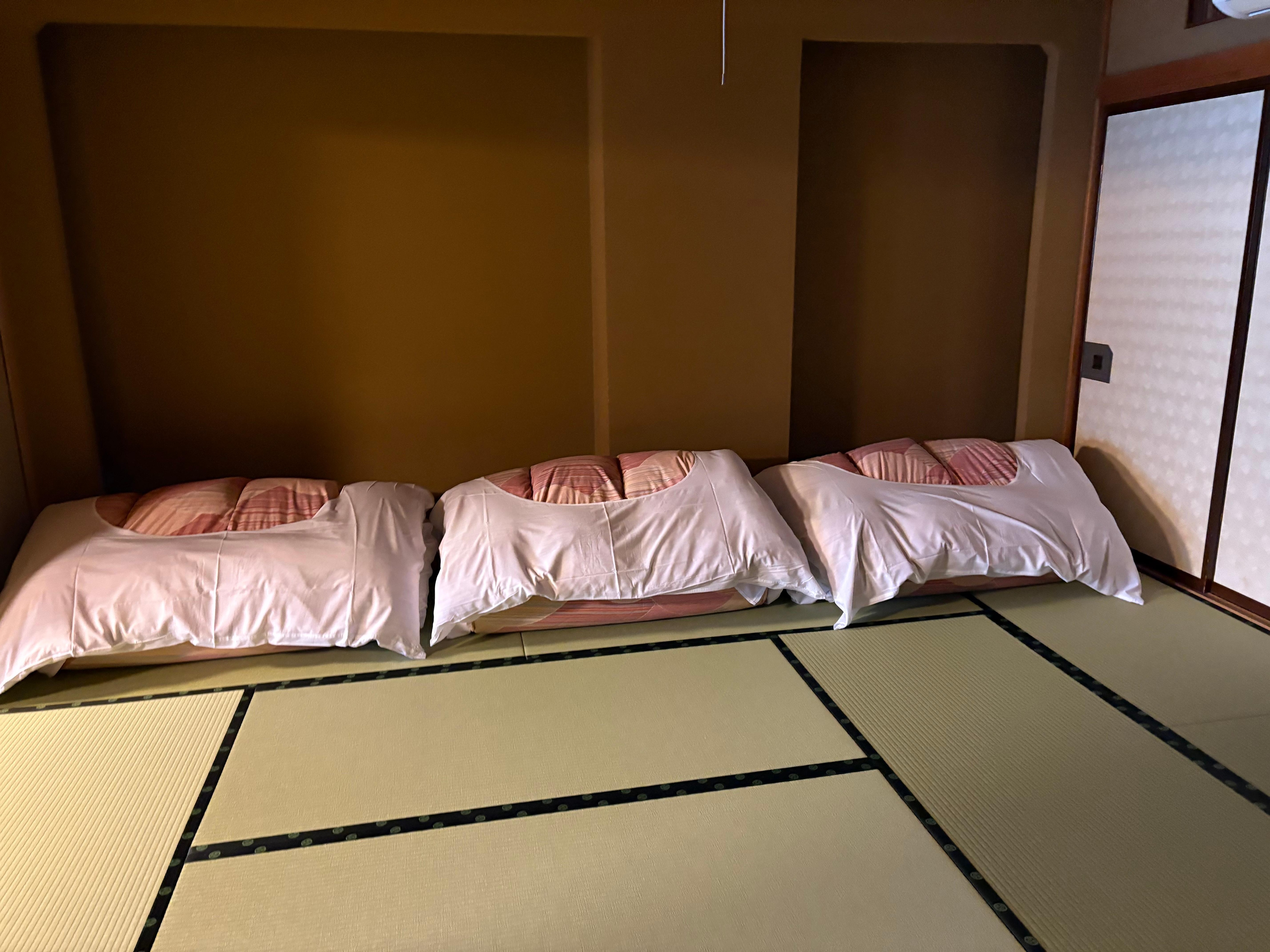 くつろぐお部屋と別にお布団敷いてる部屋がある。広い