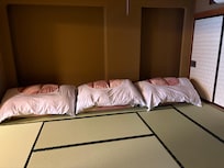 くつろぐお部屋と別にお布団敷いてる部屋がある。広い
