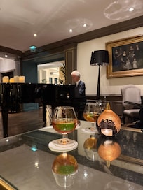 Appétits by the piano bar