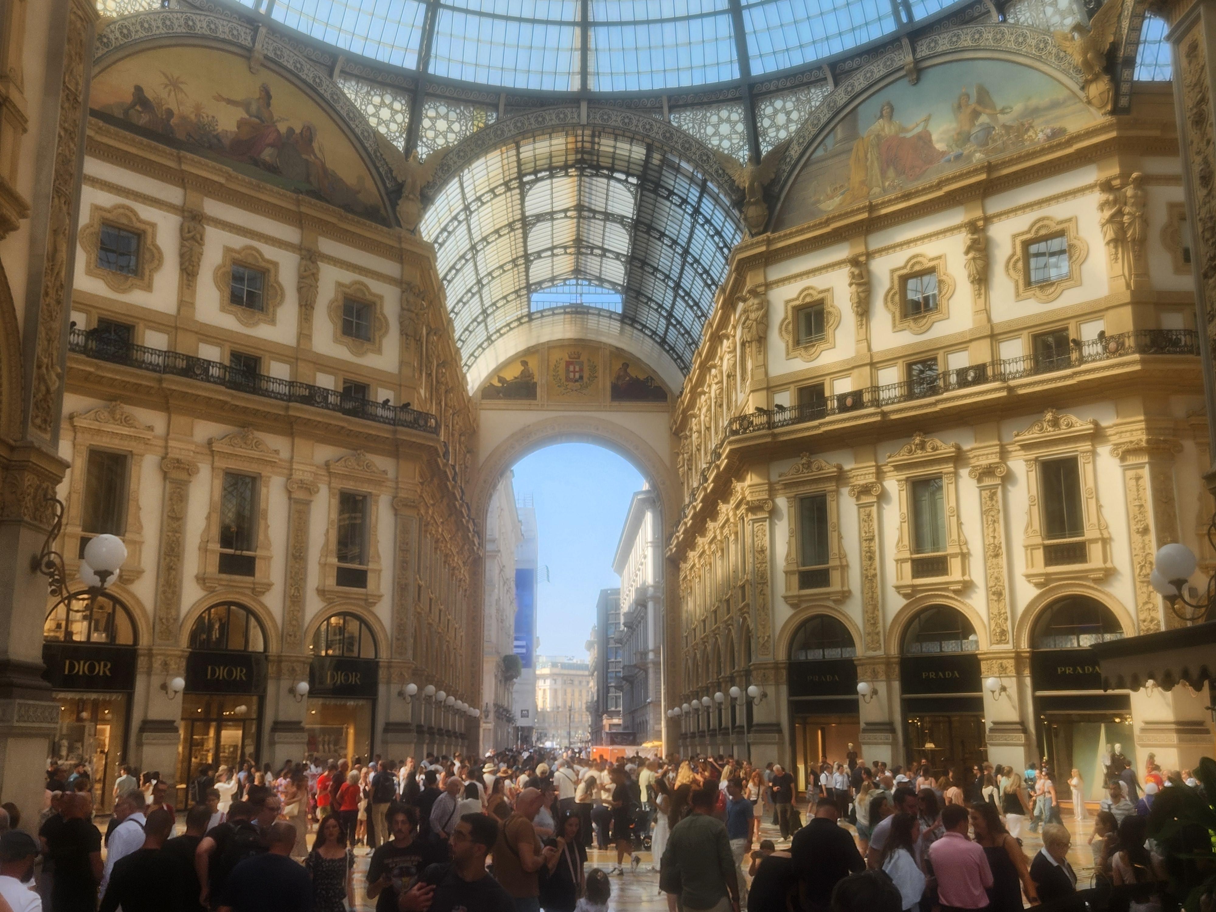 Amazing galleria 1 block from the room