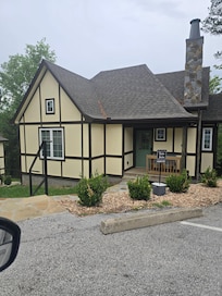 There are 4 of these grouped together..very nice and great location