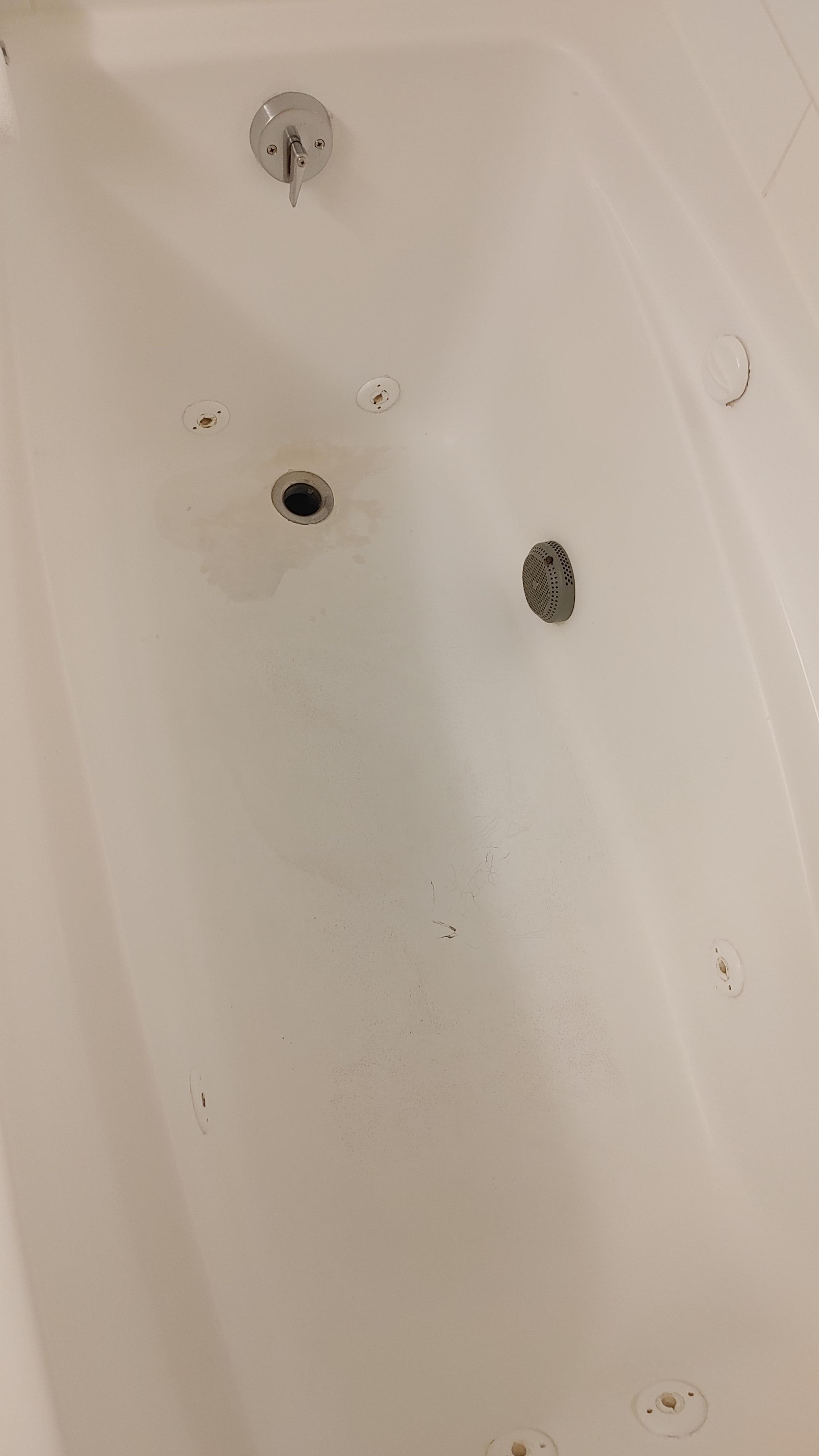 Bain taché et peinture écaillée.