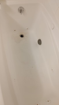 Bain taché et peinture écaillée.