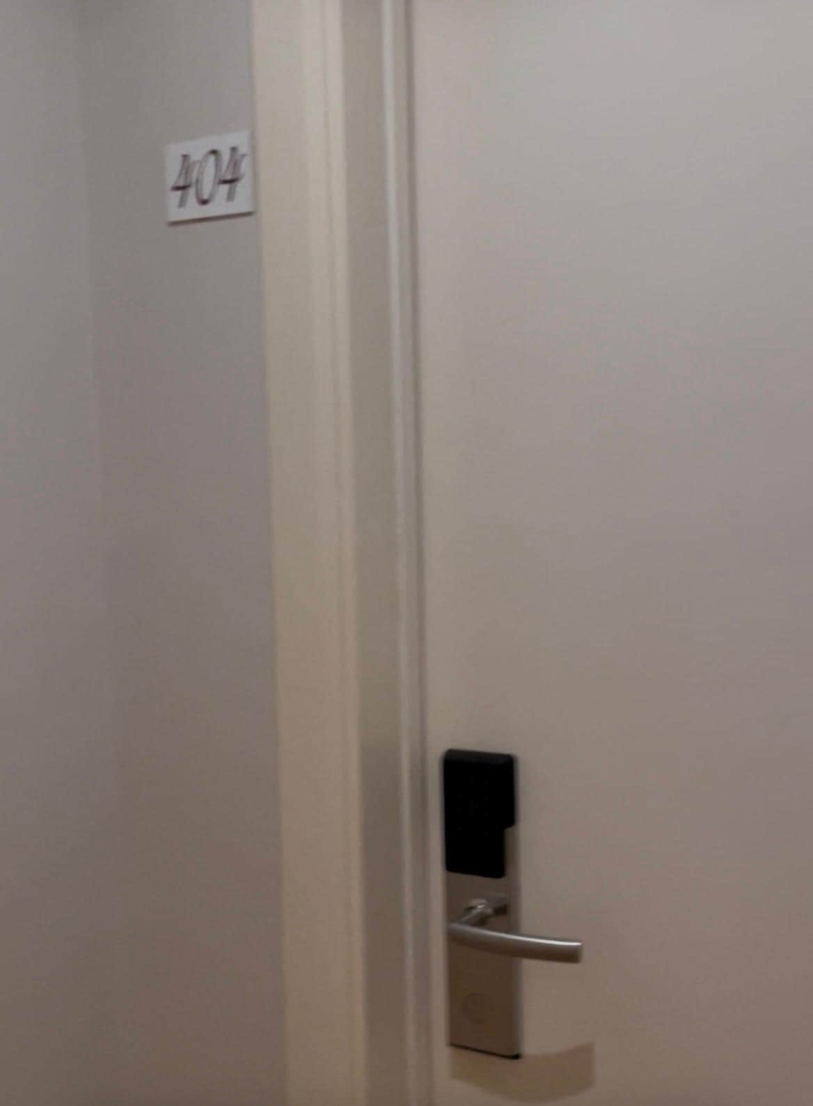 Ficamos no quarto 404. O quarto possui fechadura eletrônica.