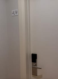 Ficamos no quarto 404. O quarto possui fechadura eletrônica.