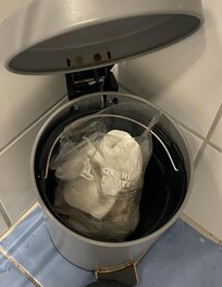 Eimer in Bad mit stinkigem Abfall