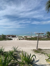 Fra bungalow til stranden. Der er solsenge på stranden