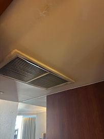 Aircondition som sendte klam lugt ud og ødelagt tapet