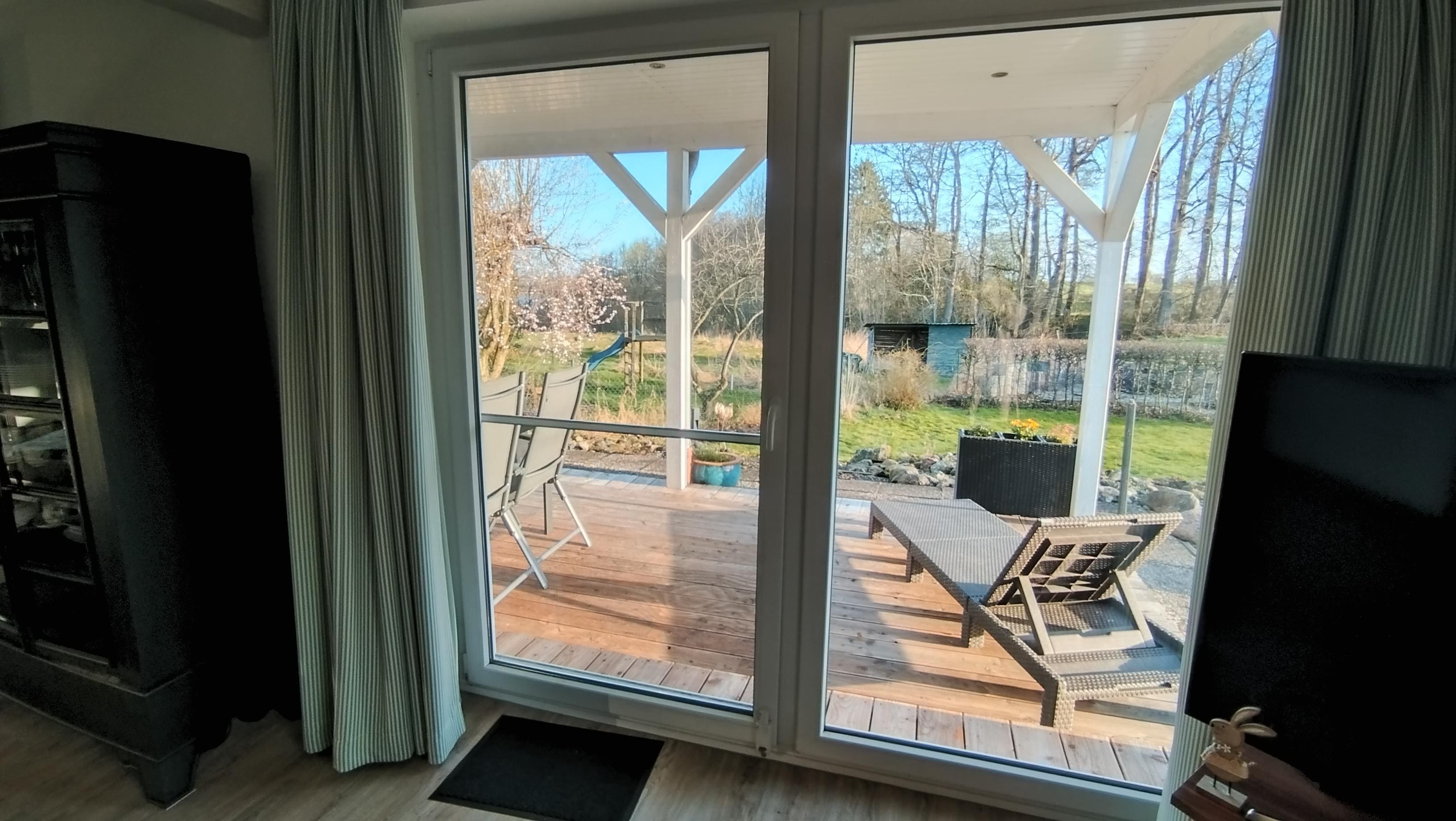 Blich aus dem Wohnraum in den Garten