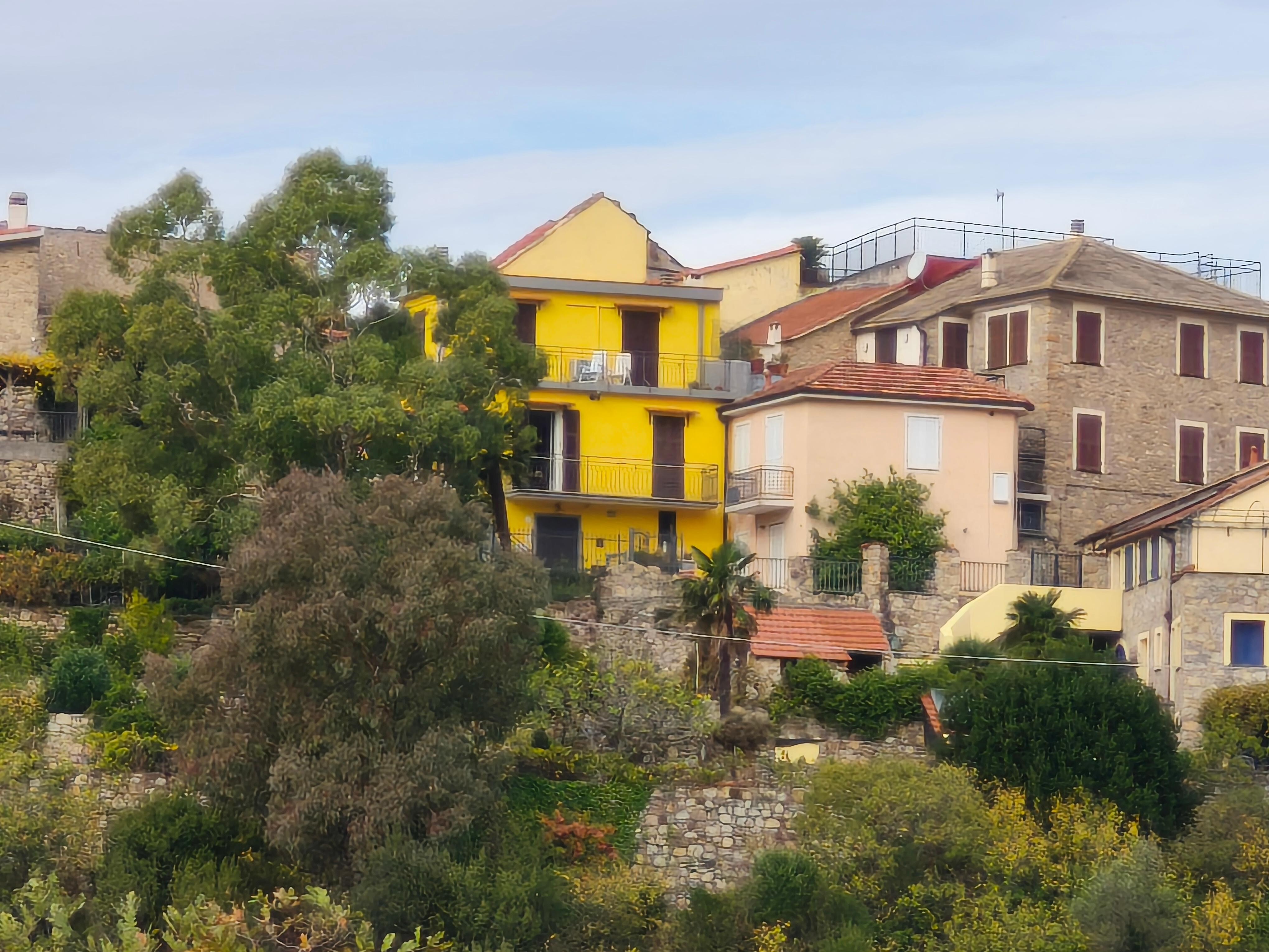 C'est la maison jaune 