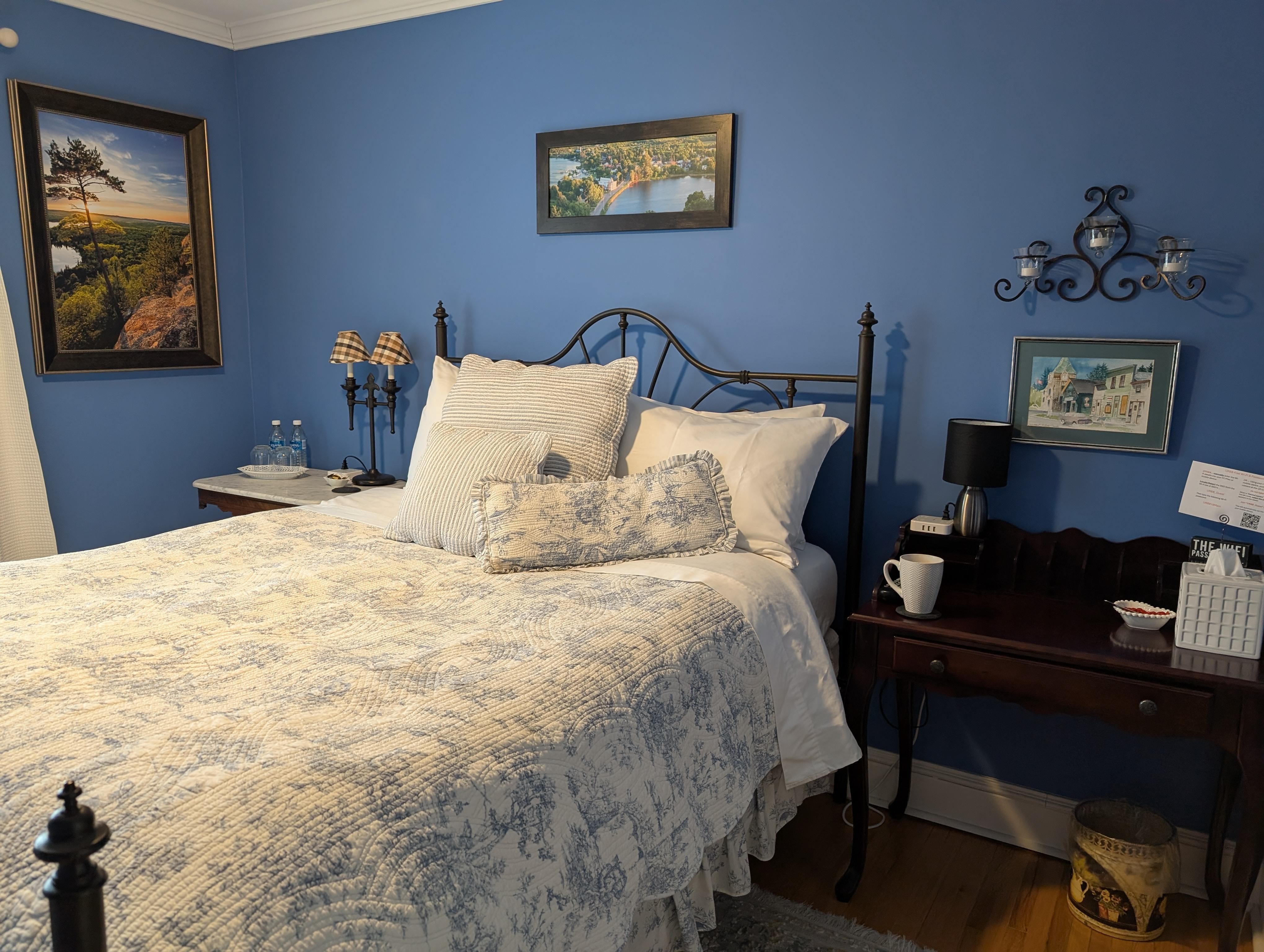 Cozy room where I only brought a tea. Eating is best downstairs 