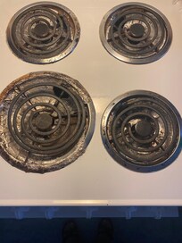 Dessus de la cuisinière qui n’était d’ailleurs non fonctionnelle tout comme le four