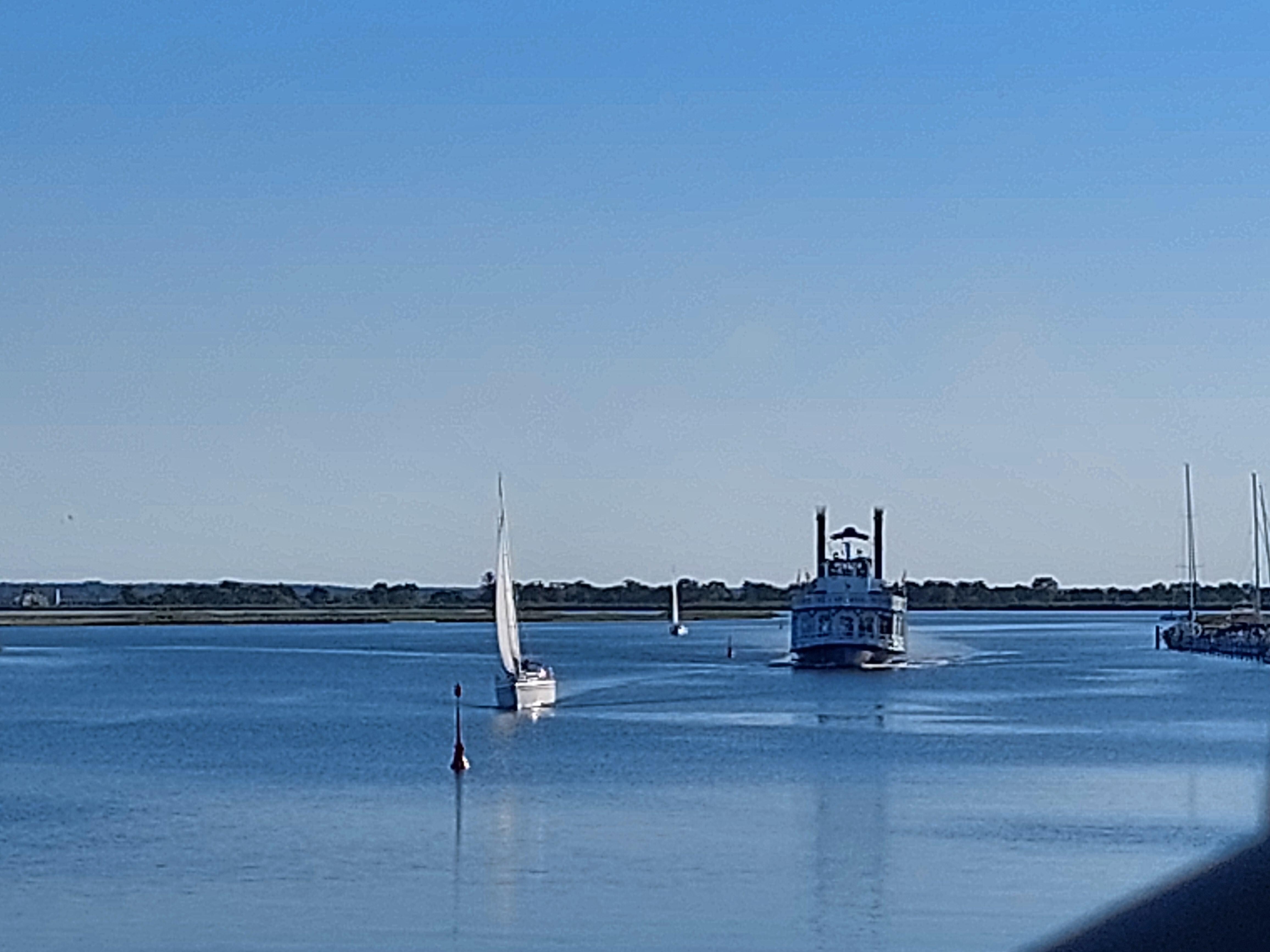 Schaufelraddampfer. Eine Fahrt ist ein Muss. 15.00 Uhr ist immer familientag. Da fahren die Kinder bis zwölf umsonst mir.