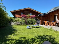 Schöner, gepflegter Garten, supernette und hilfsbereite Nachbarn, ruhig gelegen, in Laufnähe zu Restaurants, Wanderwegen und vor allem Skiliften.