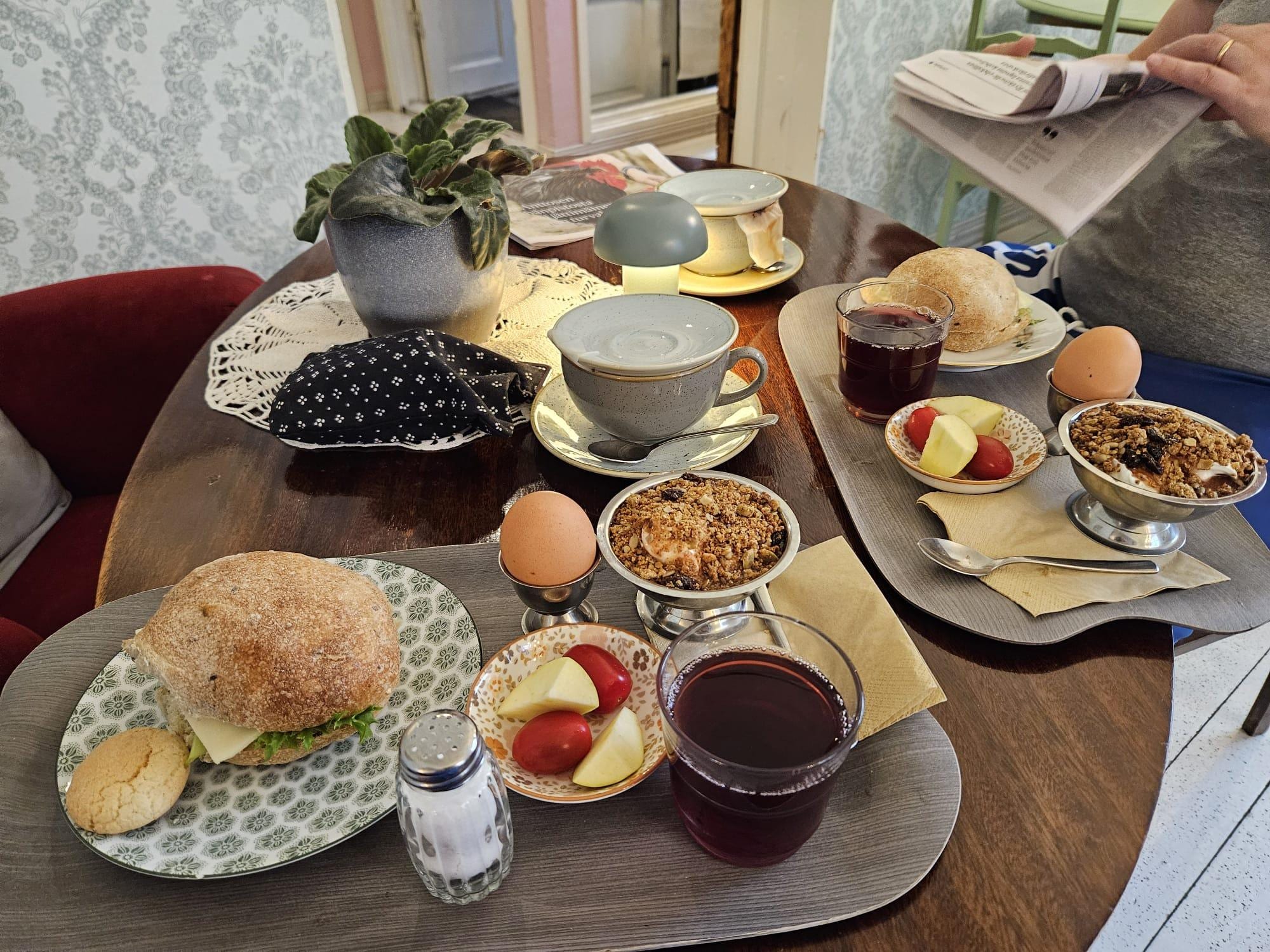 Aamiainen kahvilassa