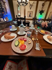 A cozy breakfast room with adequate yummy selections.