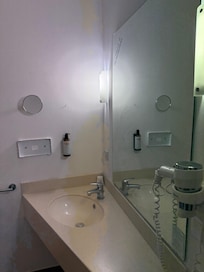 Dispositif de papier serviette abîmé et pas de papier autres fois Tryp hôtel tout était nickel