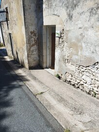 Proximité avec la route très passante en journée / bruyant / accessibilité difficile la nuit pour WC extérieurs