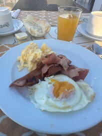 Petit déjeuner sur le roof-top