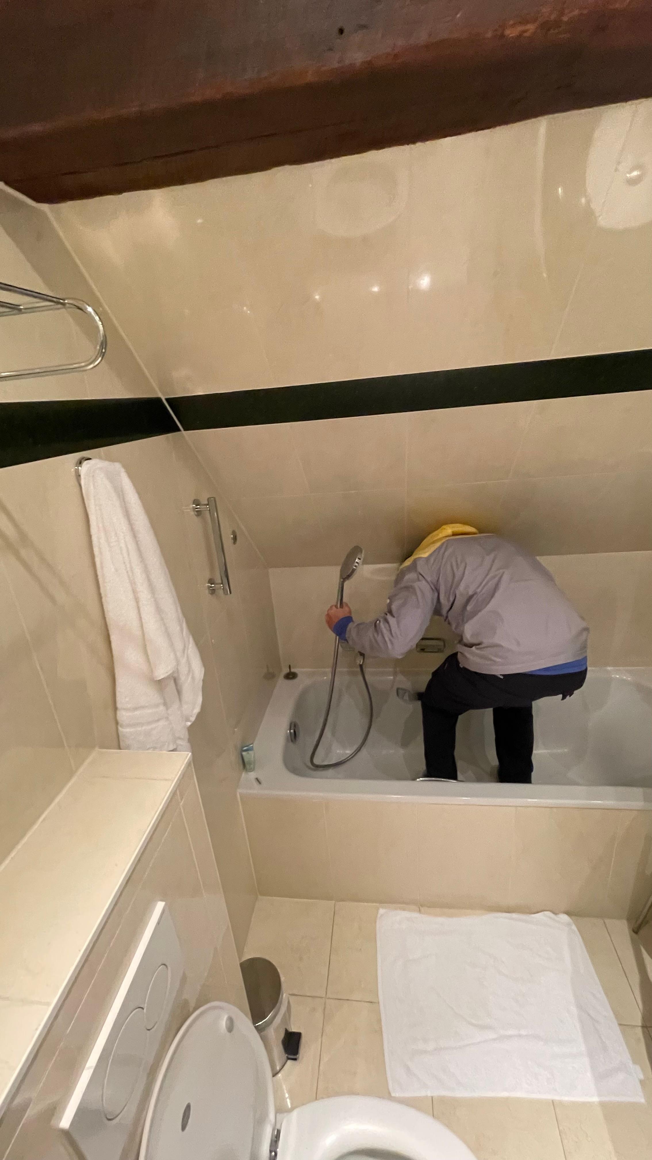 Esse era o chuveiro de um hotel 4 estrelas. 