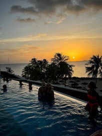 Infiniti pool