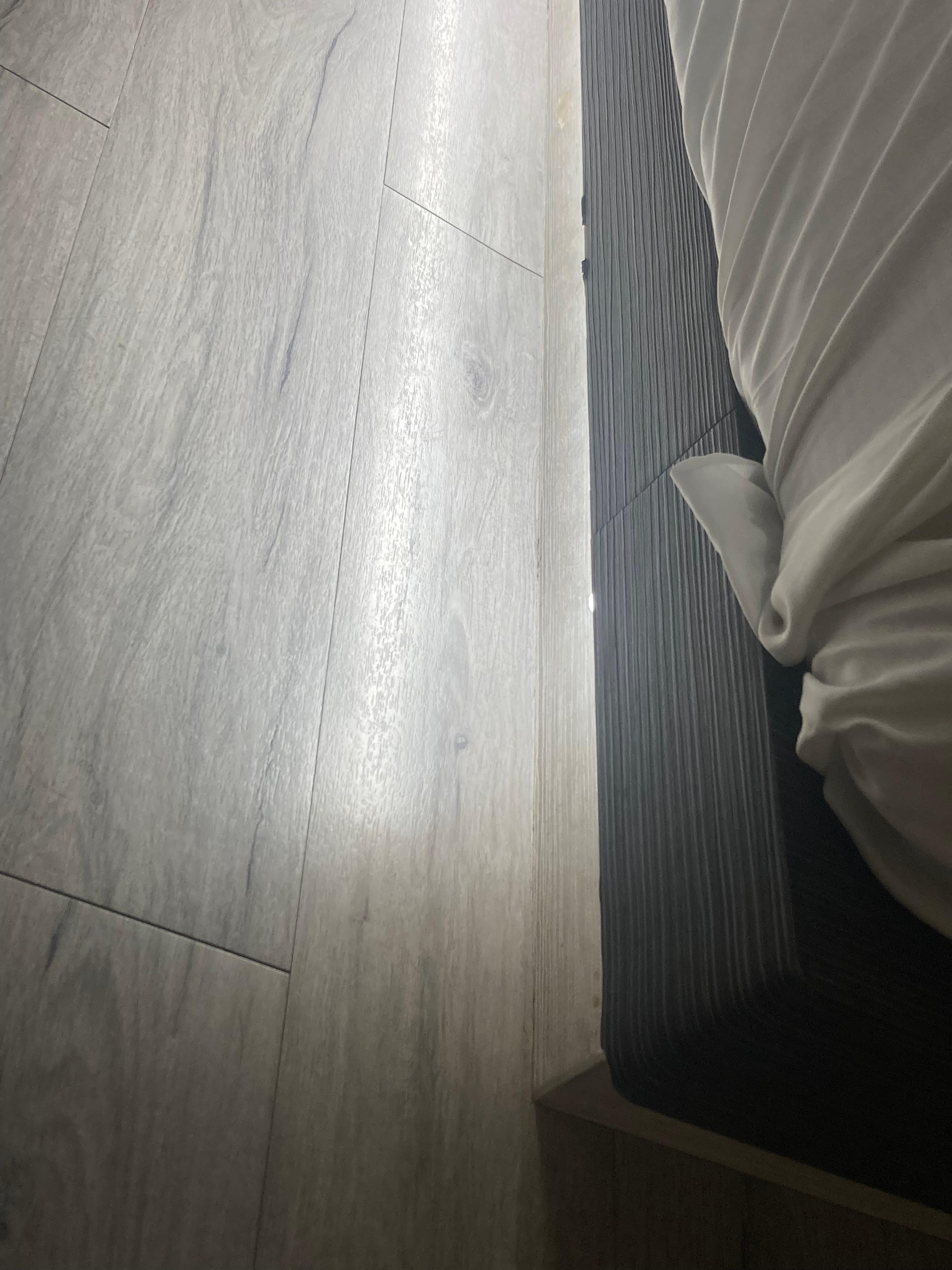 床底座的肉瘤需要稍微修邊或是貼防撞條避免不小心刮腳