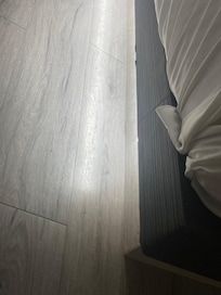 床底座的肉瘤需要稍微修邊或是貼防撞條避免不小心刮腳