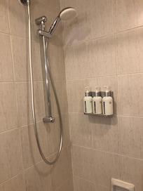 シャワーの水の出も良好。バスタブ付き