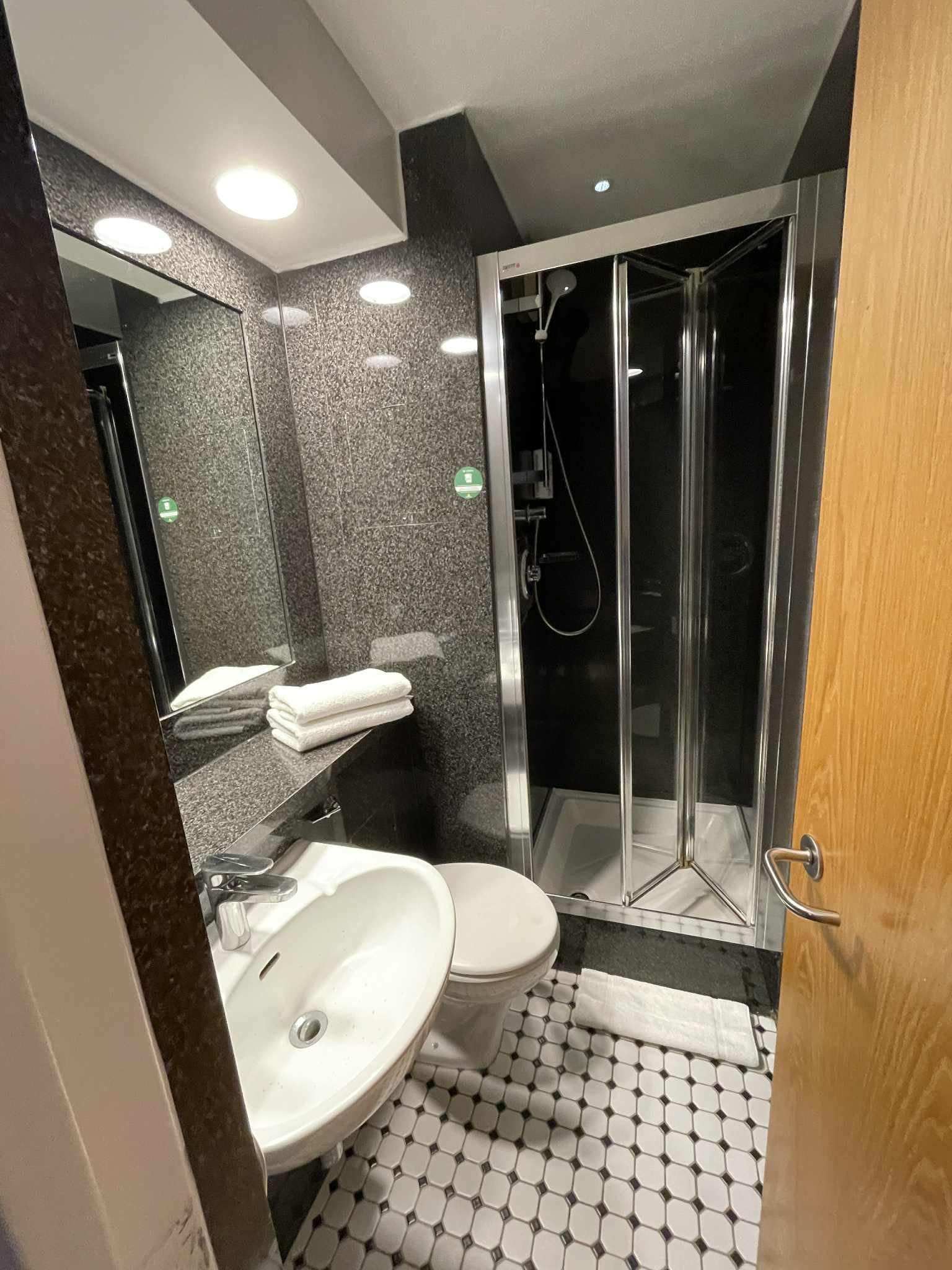 The bathroom, the best part of the room.