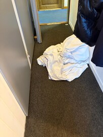 Nous avons dû défaire les draps des anciens locataires.