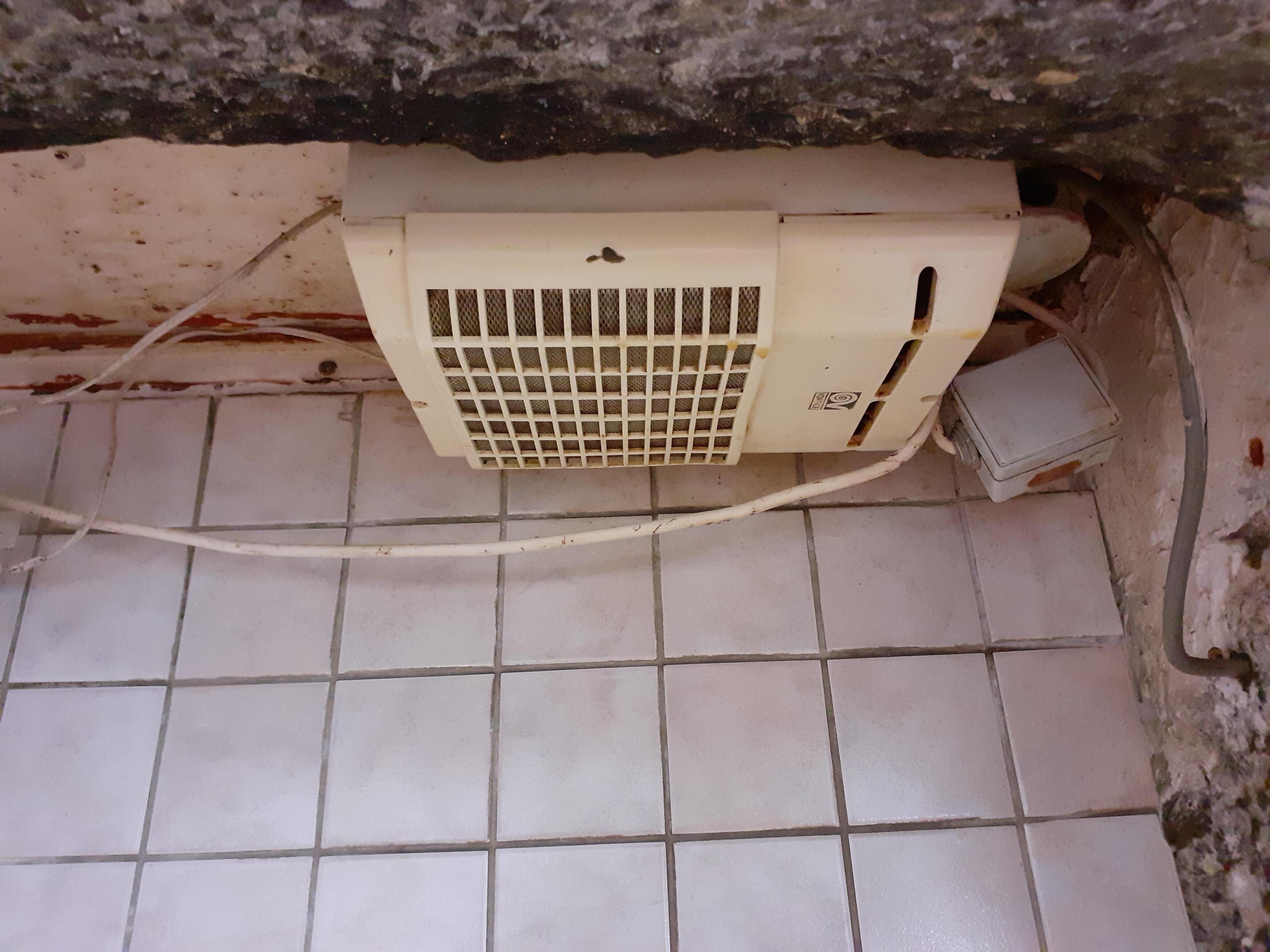 Hotte dans la cuisine !!! Branchement douteux.