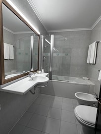 Banheiro com banheira e ducha.