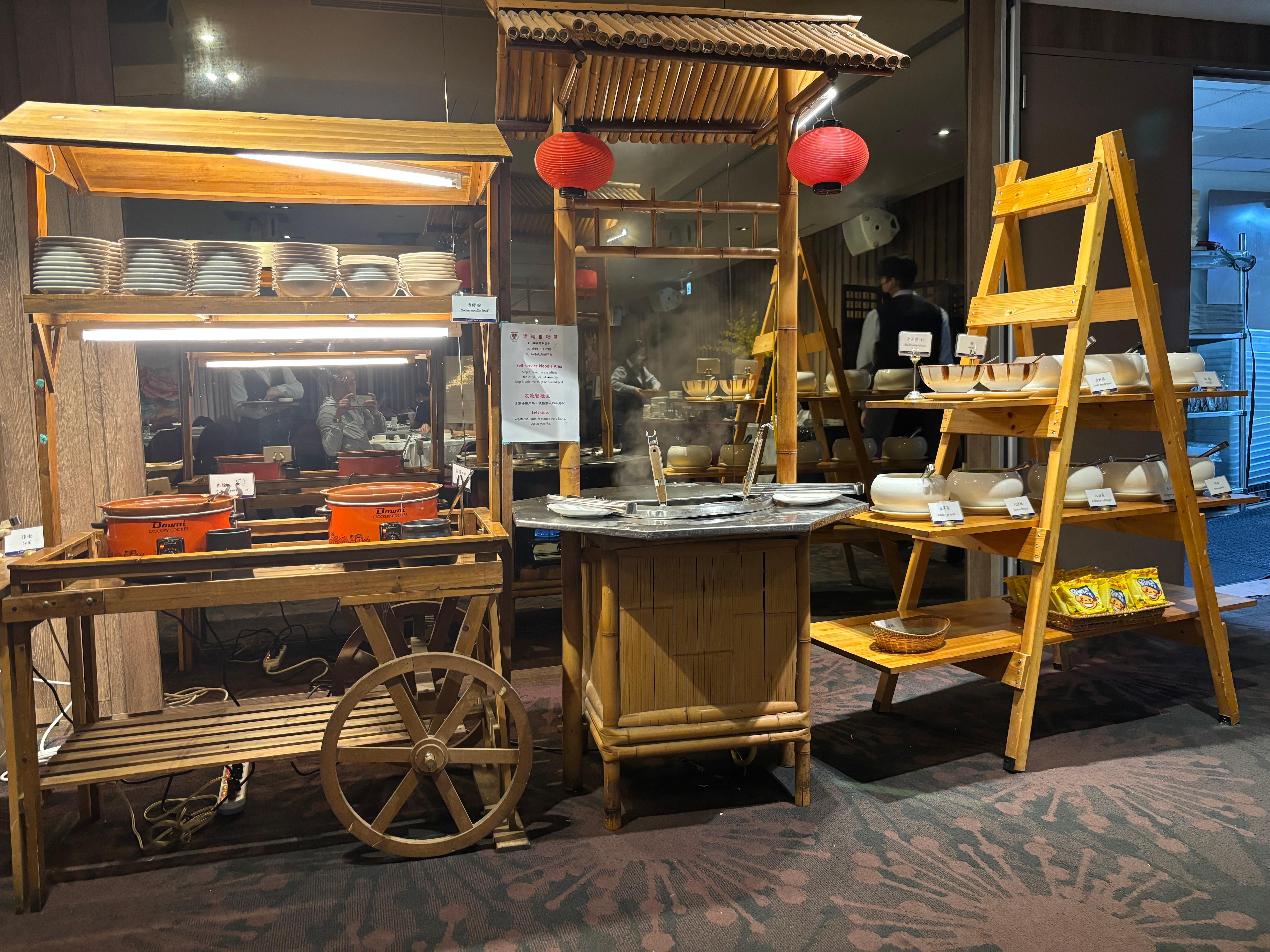 早餐有嘉義特色雞肉飯、水果、中、西式自助餐點，服務人員充足，服務週到。