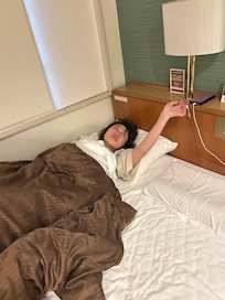 ダブルベッドで17歳娘と2人で宿泊。